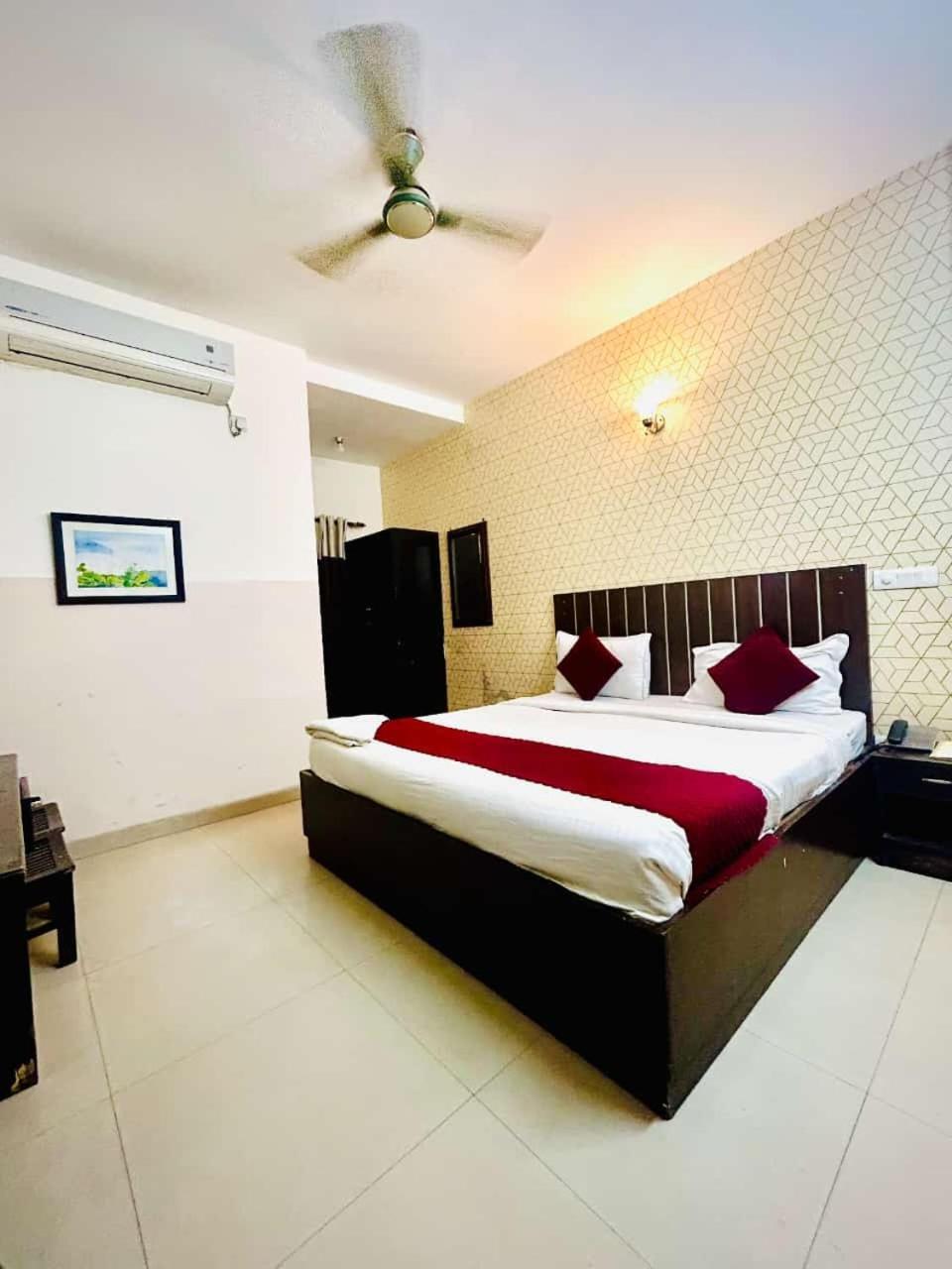 Hotel Airport City New Delhi Exterior photo